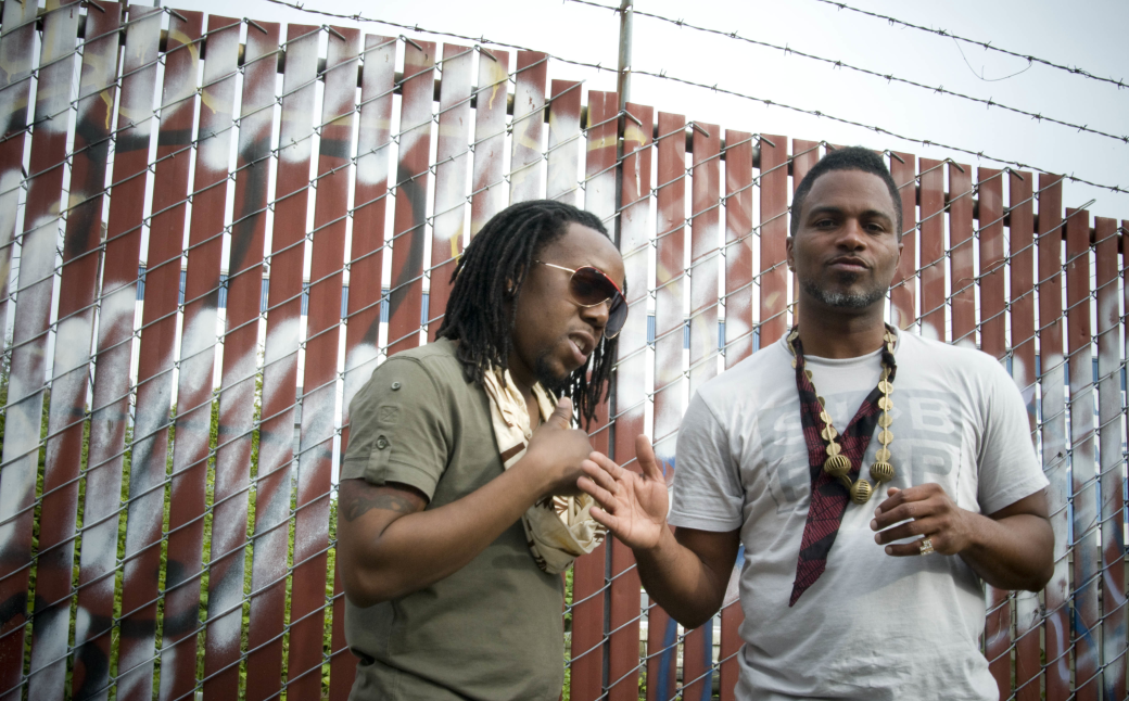 **Shabazz Palaces — Lese Majesty (29 июля на Sub Pop)**

Рэп-дуэт Shabazz Palaces зарекомендовал себя потусторонним, абстрактным хип-хопом. Изменять себе на новом альбоме они не собираются, а масштабы только увеличивают: на Lese Majesty будут уже не 10, а 18 треков. Название пластинки отсылает к юридическому термину lèse majesté — преступно неуважительному отношению к монарху (буквально — «оскорбление величества»).