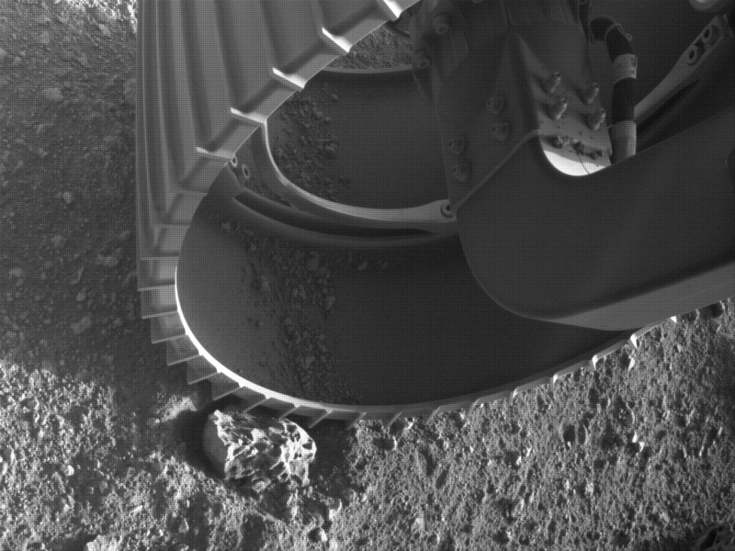 Марсоход NASA прислал на Землю первое видео с Красной планеты — фото 1