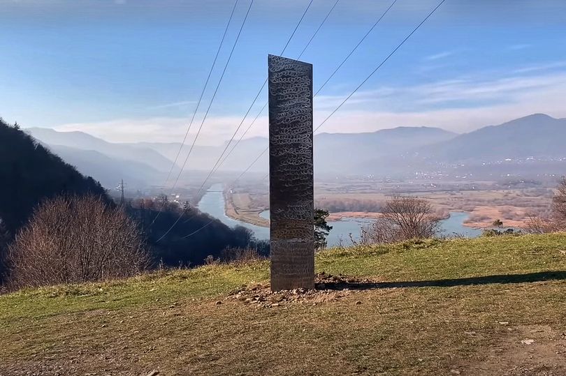В Румынии обнаружили еще один загадочный монолит — фото 1