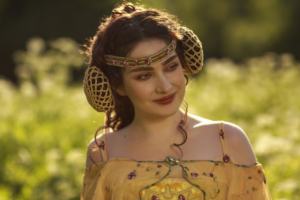 Модель сделала утончённый косплей Падме из «Звёздных войн» на берегу реки — изображение 13