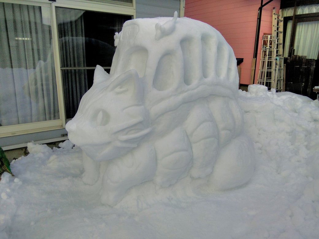 Галерея Японский художник делает скульптуры из снега. Есть Годзилла и R2-D2 - 2 фото