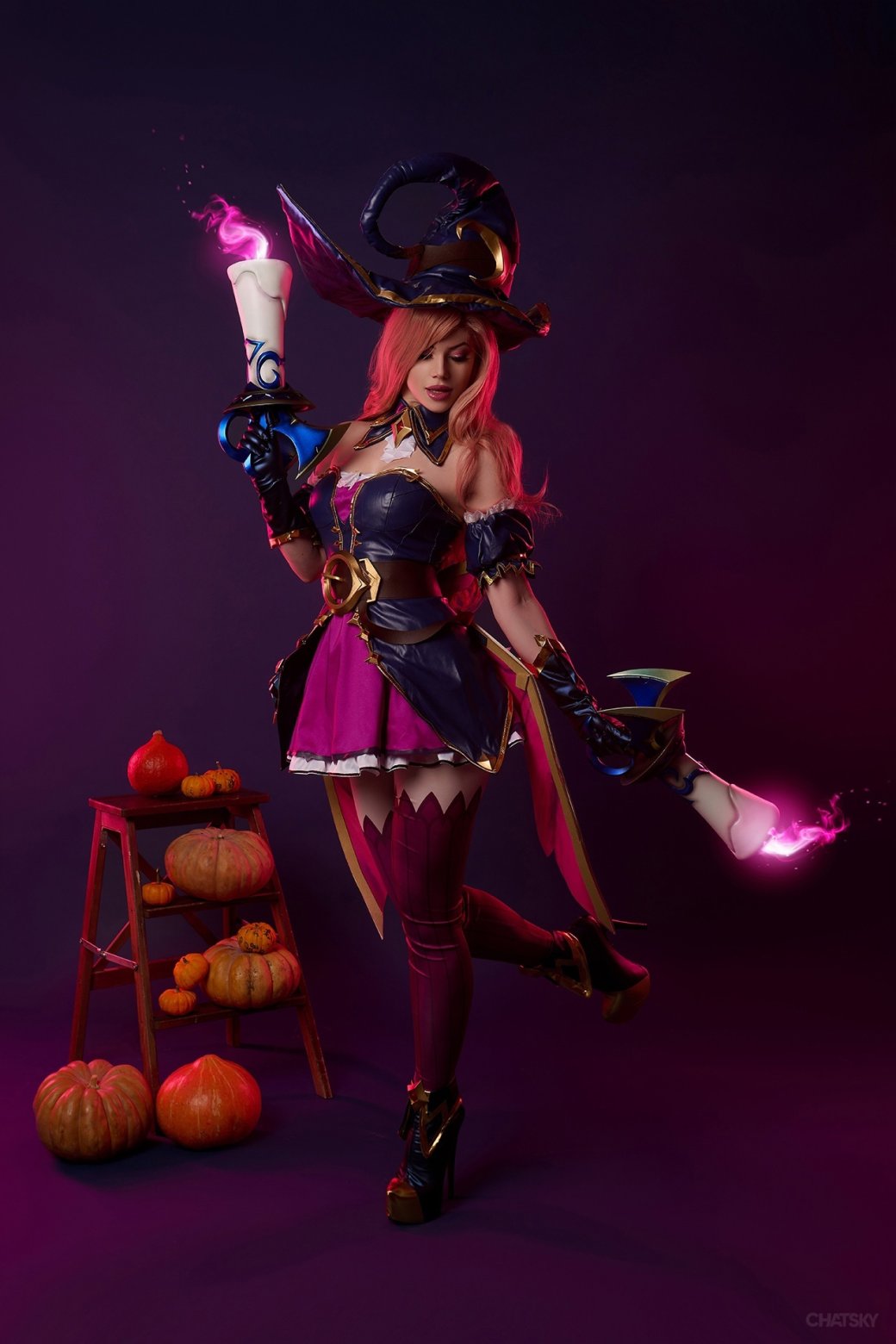 Галерея Модель снялась в чарующем хэллоуинском косплее Леди Фортуны из League of Legends - 6 фото
