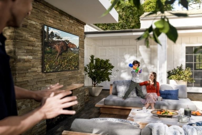 Samsung представила в России дорогие 4К-телевизоры Terrace для улицы, дачи или частного дома — фото 2