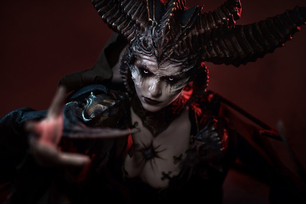 Модель снялась в образе жутковатой и притягательной Лилит из Diablo 4 — изображение 2