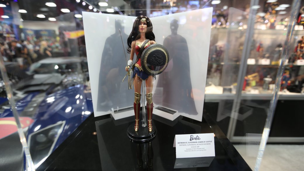 Костюмы, гаджеты и фигурки Бэтмена на Comic-Con 2015 — фото 21