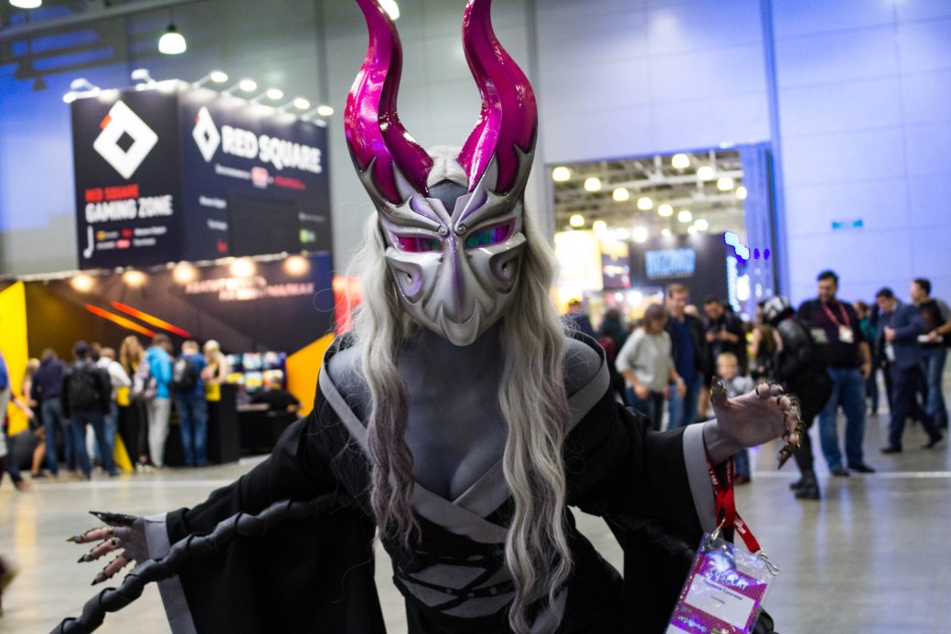 Создатель «Черного плаща», косплей и толпы геймеров. Comic Con Russia и «Игромир» 2019. День 1 — фото 17