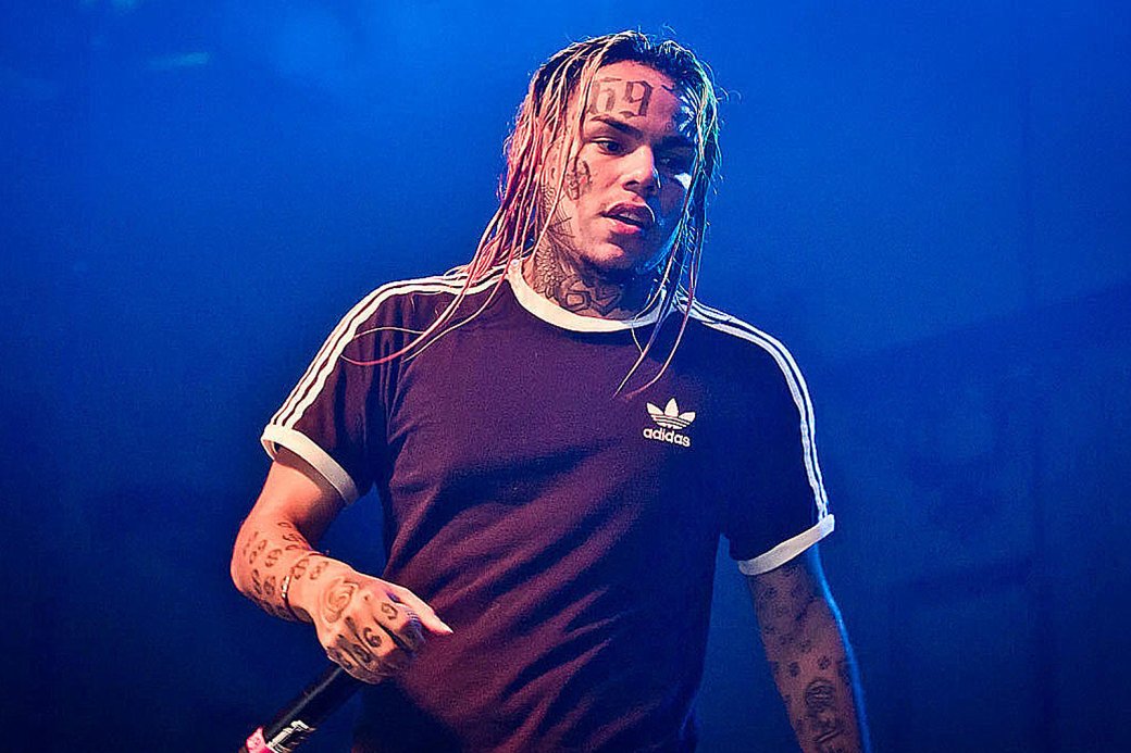 Вот тебе и русское гостеприимство: на рэпера 6ix9ine напали во время концерта в Москве [обновлено] — фото 1