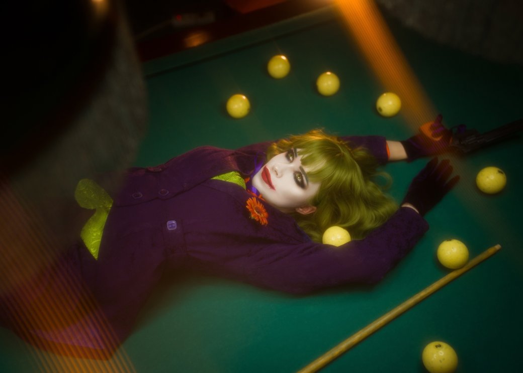 Галерея Модель представила женскую версию Джокера из DC в обворожительном косплее - 5 фото