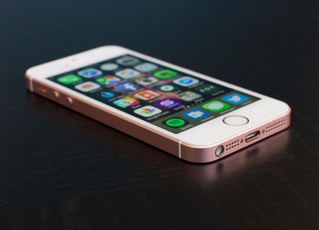 Apple призналась, что замедляет старые iPhone. На компанию тут же подали в суд — фото 1