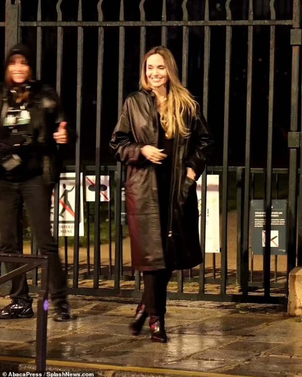 Появились первые кадры со съемок фильма «Швы» с Анджелиной Джоли — изображение 3