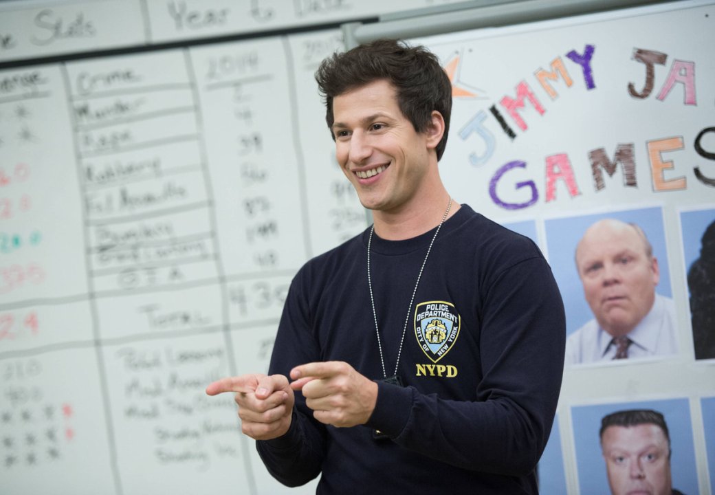 Энди Сэмберг в сериале «Бруклин 9-9».

Источник: NBC