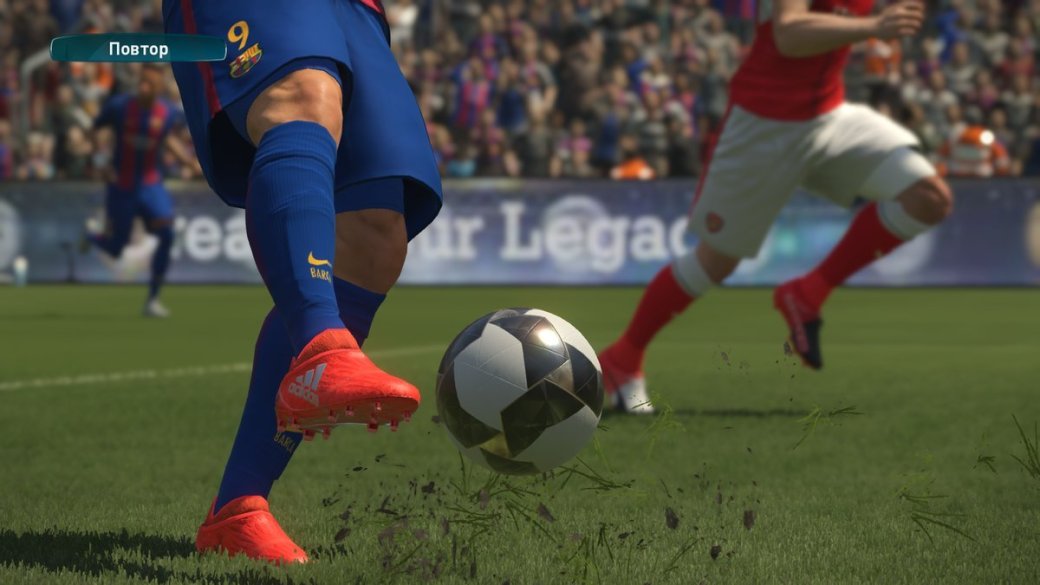 PES 17 — зрелищная игра: после ударов из-под бутс игрока натурально летят частички газона и земли. Красота!