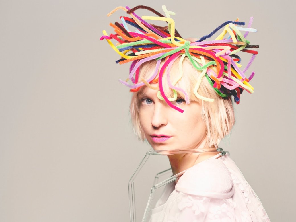 **Sia — 1000 Forms of Fear (7 июля на RCA)**

Австралийка Сиэ Ферлер скорее известна как автор песен для почти каждой популярной американской певицы, будь это Рианна, Дженнифер Лопес, Кристина Агилера или кто еще. Но она успела сделать себе имя и как исполнитель. Для 1000 Forms of Fear она приберегла песни, которые раньше могла легко кому-то отдать, и выстрелила блестящим видео Chandellier: на сайте газеты The Guardian можно [посмотреть](http://www.theguardian.com/music/2014/jun/02/watch-one-take-version-sia-chandelier-music-video) версию, снятую в один дубль.