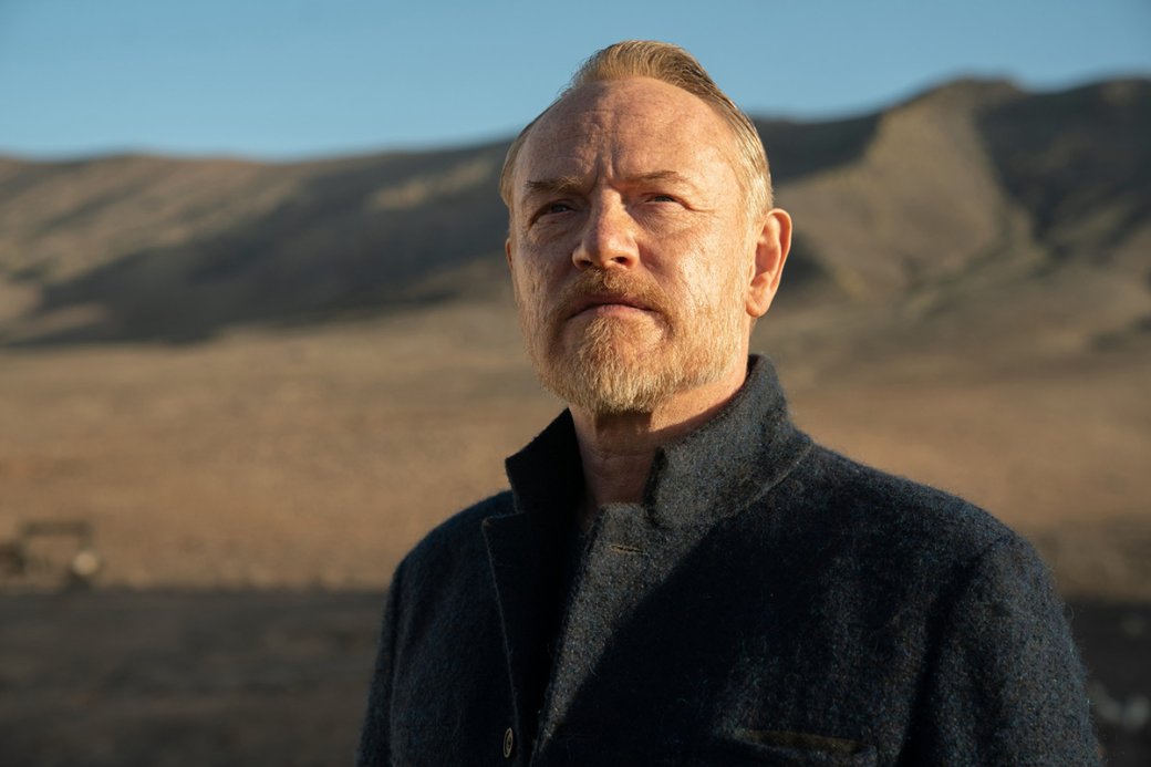 Изначально в качестве сценариста и продюсера сериала был заявлен Джонатан Нолан, однако в дальнейшем он был занят в работе над сериалом «Мир Дикого запада»

Источник: Apple TV+