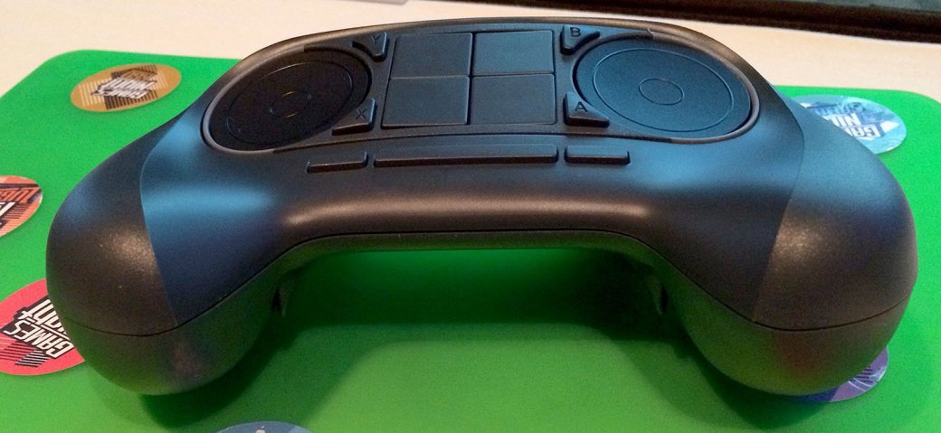 Steam Controller, который получили все участники конференции. Со времени производства этих экземпляров дизайн уже успел поменяться.