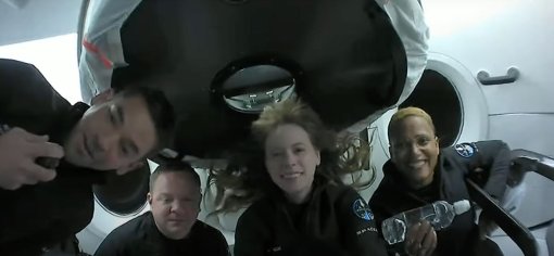 Первый гражданский экипаж SpaceX устроил «шоу талантов» в прямом эфире с орбиты