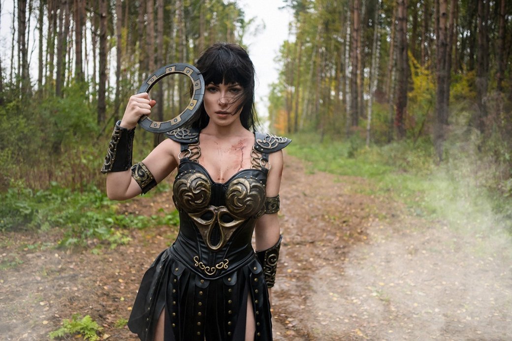 Модель предстала в образе воинственной Зены из культового сериала «Зена — королева воинов» — изображение 2