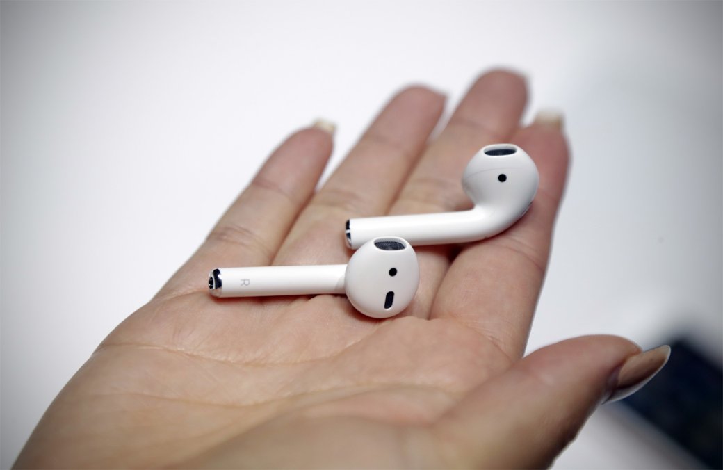 Apple выпустила обновленные AirPods: теперь с беспроводной зарядкой и голосовой активацией Siri — фото 1