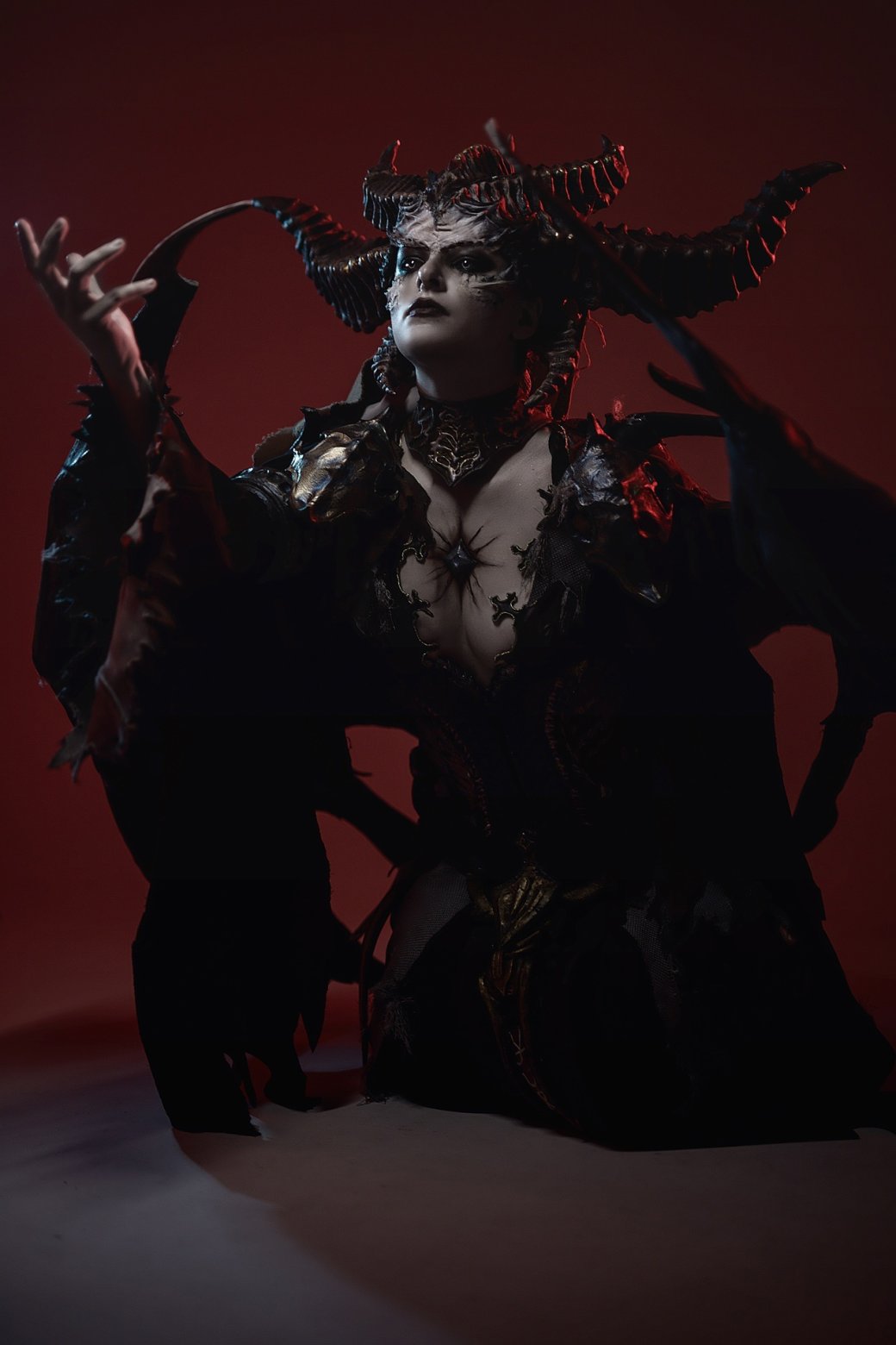 Галерея Модель снялась в образе жутковатой и притягательной Лилит из Diablo 4 - 9 фото