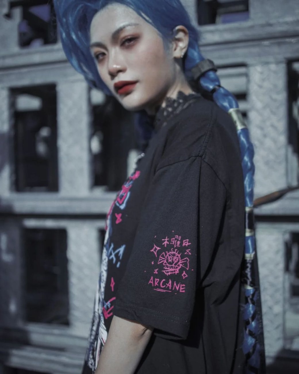 Галерея Модель из Гонконга показала косплей на Джинкс из «Аркейна» в чёрной футболке - 9 фото