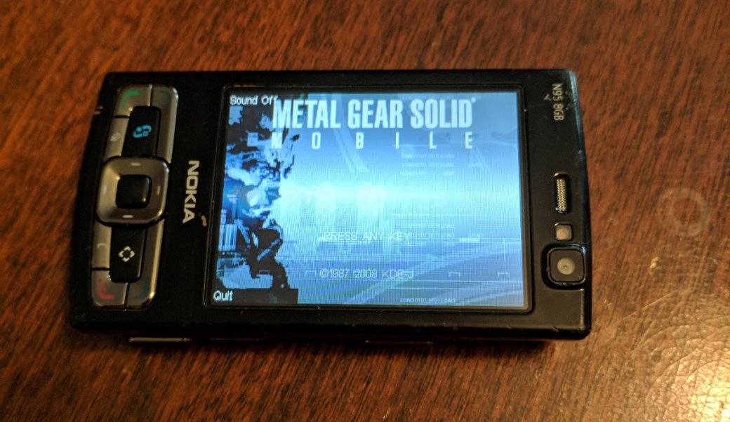 Фотография с [реддита](https://www.reddit.com/r/metalgearsolid/comments/820l4a/metal_gear_mobile_i_got_it_working/)