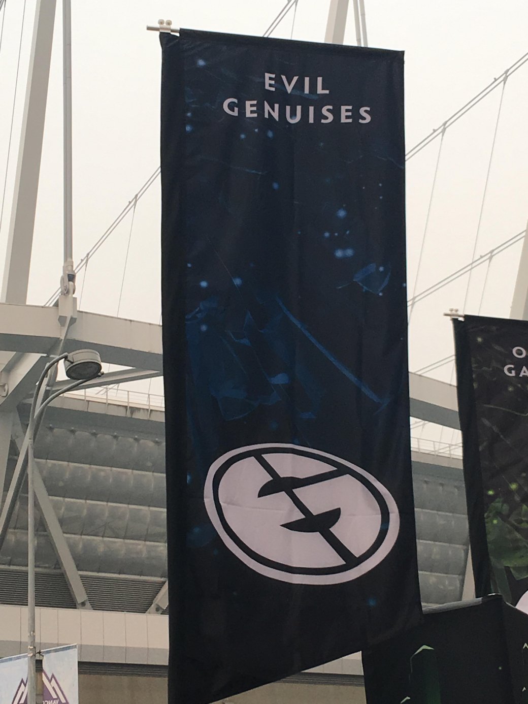 **Команда переименовала [свою страницу в твиттере](https://twitter.com/EvilGeniuses) на Evil Genuises и собирается выпустить мерч (футболки, толстовки, кепки и куртки) с ошибкой в названии. **