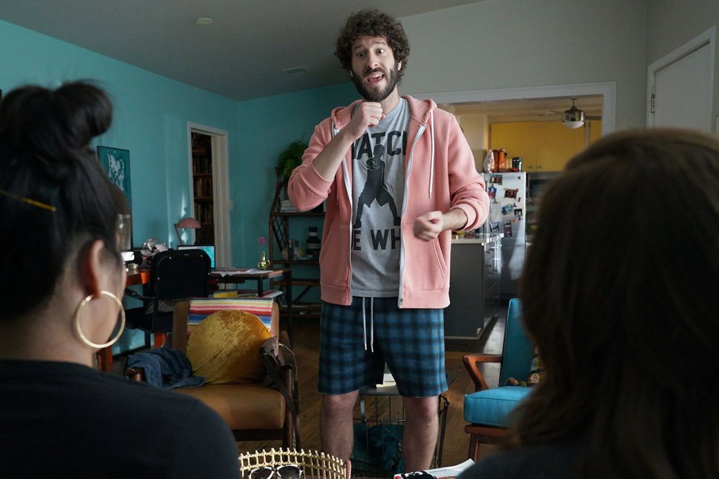 Для Дэйва Бёрда (Lil Dicky) сериал стал полноценным дебютом. До этого у него вообще не было опыта в актёрстве или написании сценариев, не считая съёмок в собственных клипах
Источник: FXX