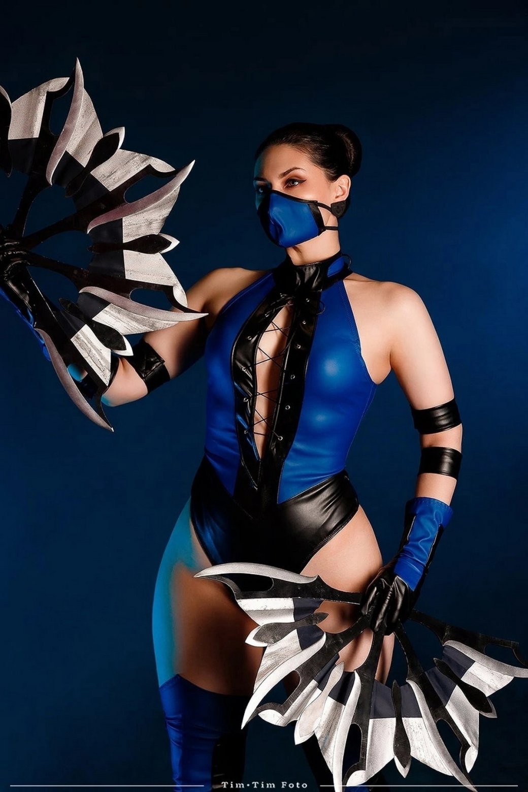 Галерея Модель повторила смелый образ Китаны из Ultimate Mortal Kombat 3 - 6 фото