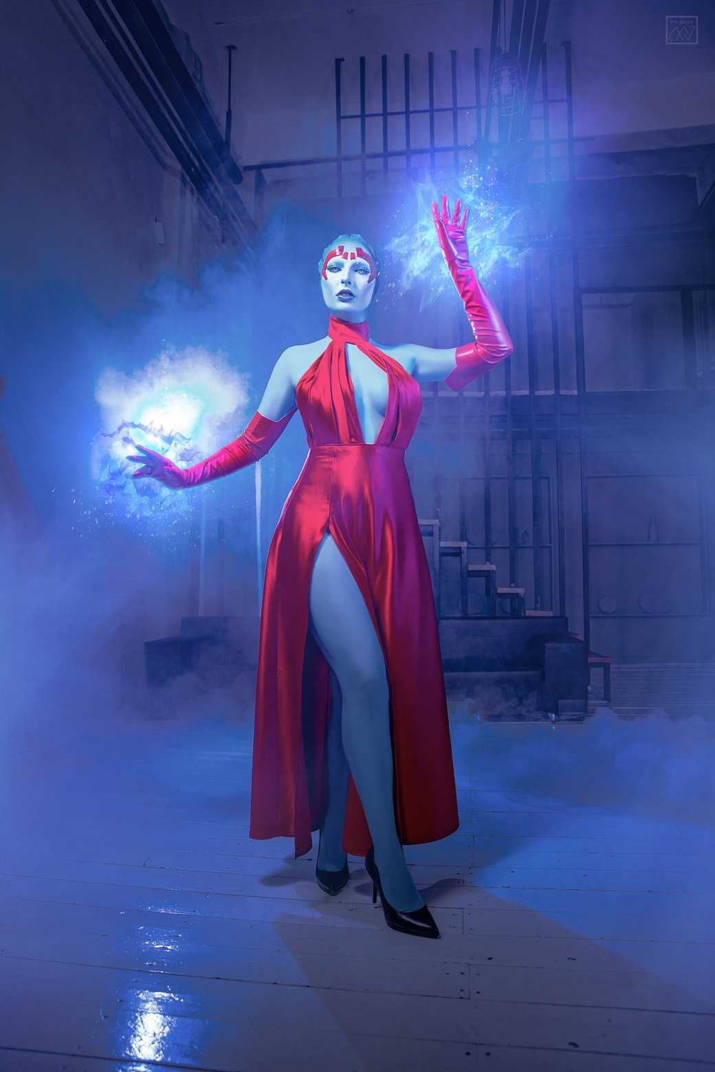 Галерея Модель показала косплей на прекрасную Самару из Mass Effect 2 в красном платье - 5 фото