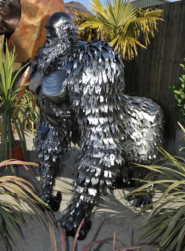 Галерея Апокалиптическая горилла, терминатор и горилла-Дарвин: скульптор создает огромные статуи из металла - 3 фото