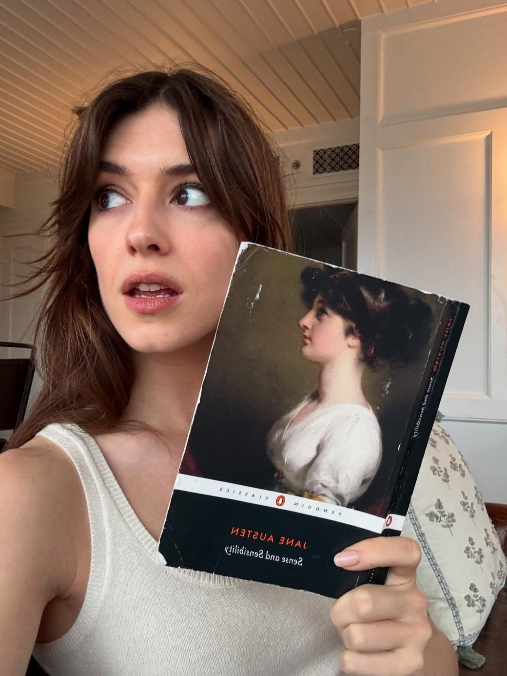 Дейзи Эдгар-Джонс с книгой «Чувство и чувствительность»

Источник: соцсети актрисы
