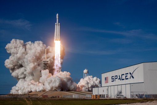 SpaceX продала миллиардеру космическую программу с выходом в открытый космос