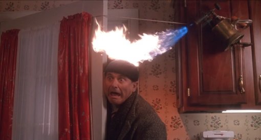 Джо Пеши получил ожог головы на съёмках сцены фильма «Один дома» с горящей шапкой