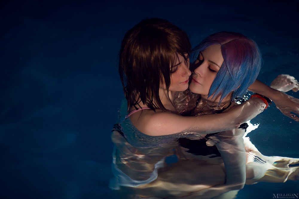 Горячий косплей веселящихся в бассейне Хлои и Макс из Life is Strange — фото 8