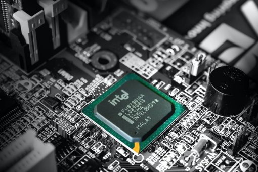 РБК сообщил о приостановке поставок продукции AMD и Intel в Россию