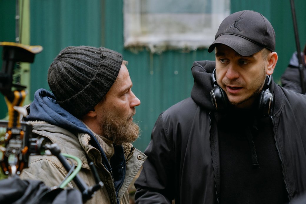 Александр Петров и режиссёр Динар Гарипов на съёмках сериала «Камбэк»
Фото: «Кинопоиск»
