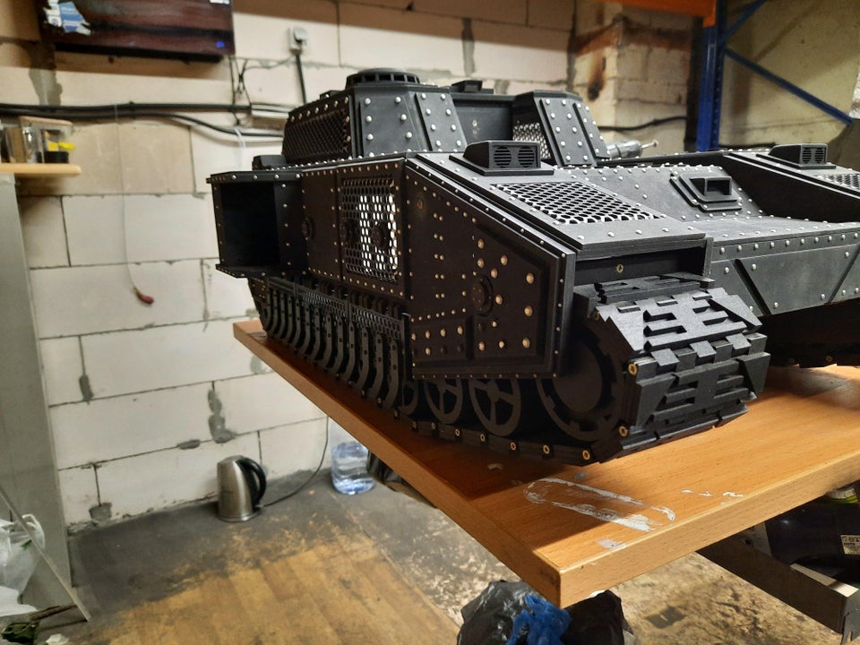 Галерея Российский фанат Warhammer 40,000 сделал 25-килограммовый ПК в форме танка - 8 фото