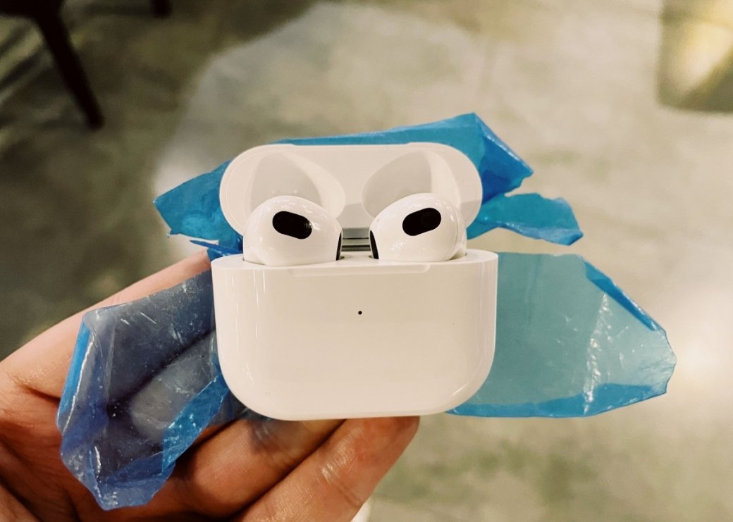 Опубликовано «живое» фото Apple AirPods 3 — фото 1