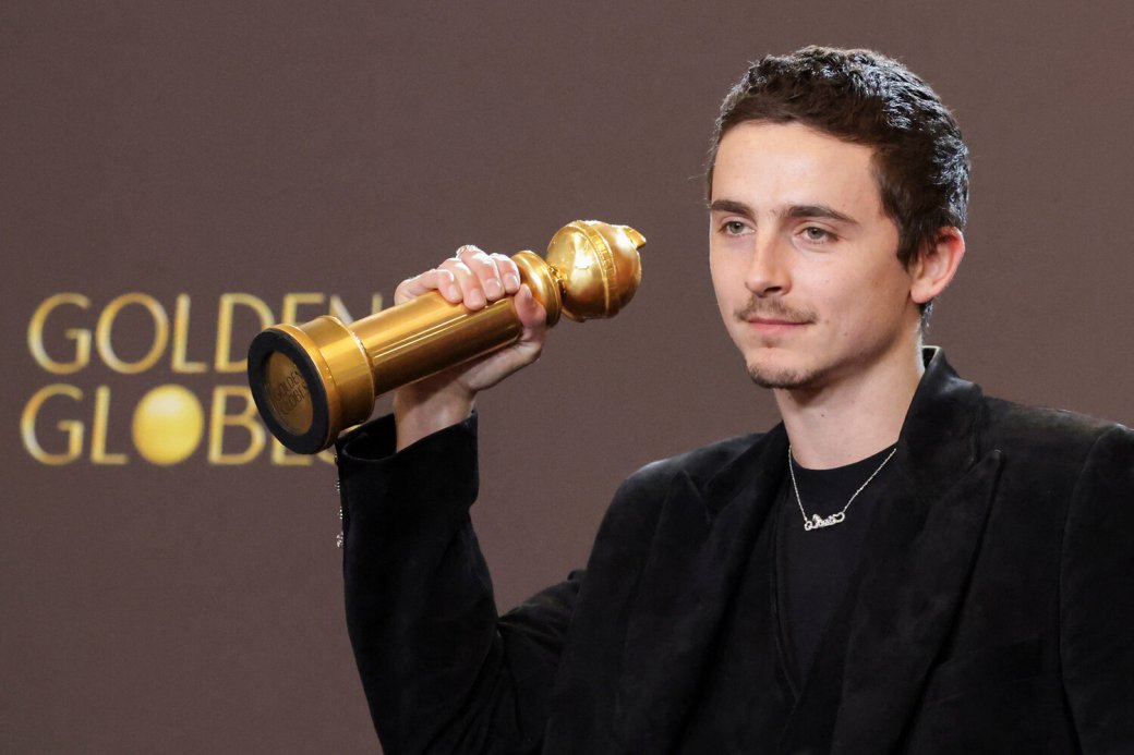 Тимоти Шаламе получил за эту роль премию «Золотой глобус» в категории «Лучший актёр (мюзикл или комедия)». Ожидается, что он будет номинирован на премию «Оскар»

Источник: HFPA