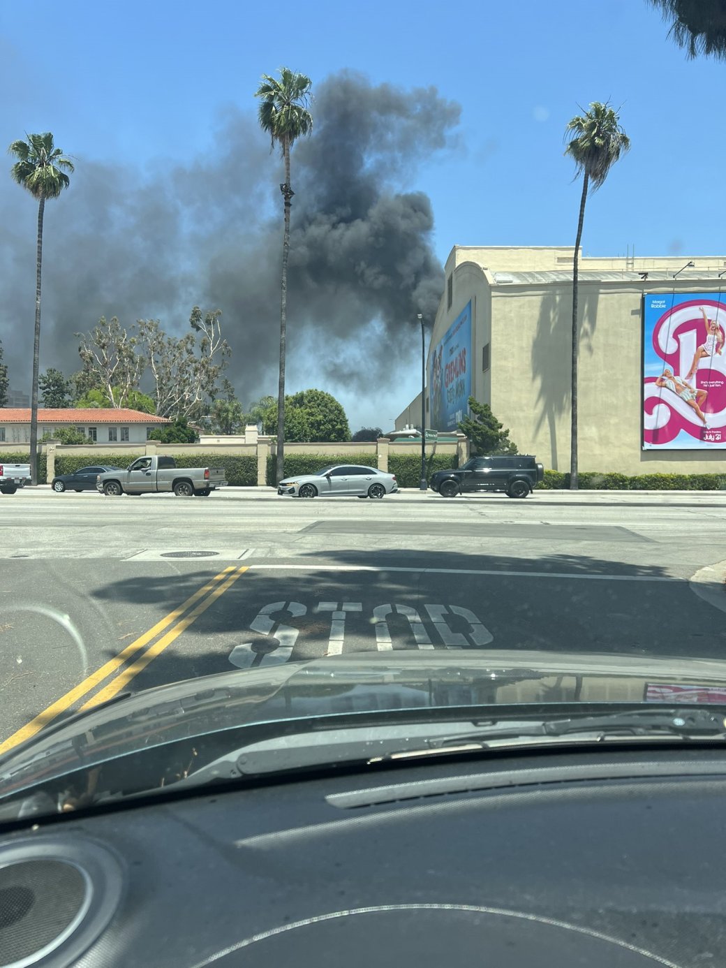 Галерея В здании Warner Bros в Калифорнии случился пожар - 3 фото