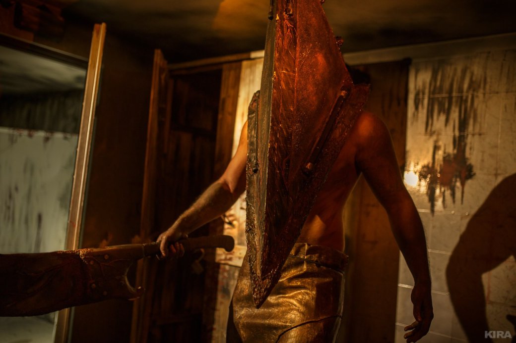 Галерея Пирамидоголовый пронзает ножом Марию в ужасающем косплее по Silent Hill 2 - 1 фото