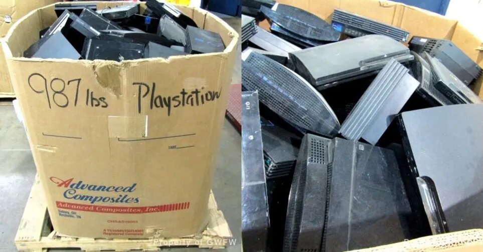 Кладбище консолей: на аукционе продают коробку весом в 400 кг со старыми PlayStation 2, 3 и 4 — фото 1