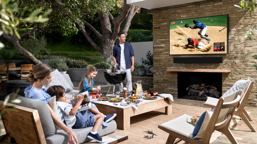 Водонепроницаемый 4К-телевизор для загородного дома Samsung Terrace TV стоит, как сама дача — фото 1