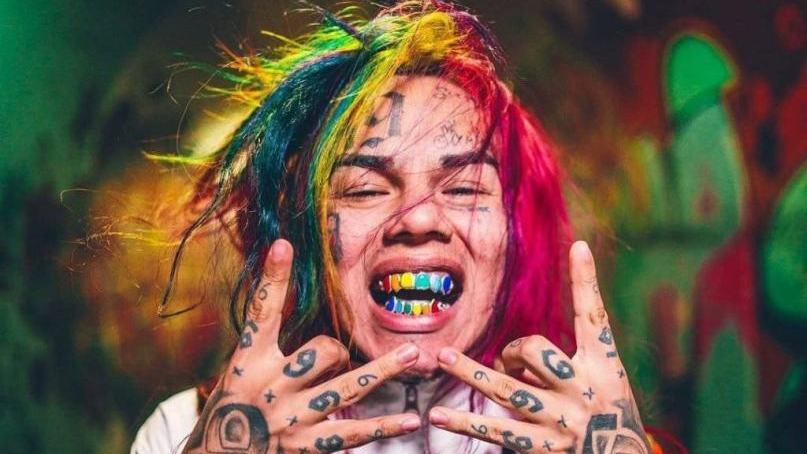 Выход альбома Tekashi 6ix9ine отложен на неуказанный срок. Рэпера посадили в особо жестокую тюрьму — фото 1