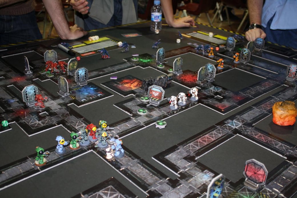 Готовый к игре уровень в Space Hulk за вычетом кружек с чаем и веселых друзей.