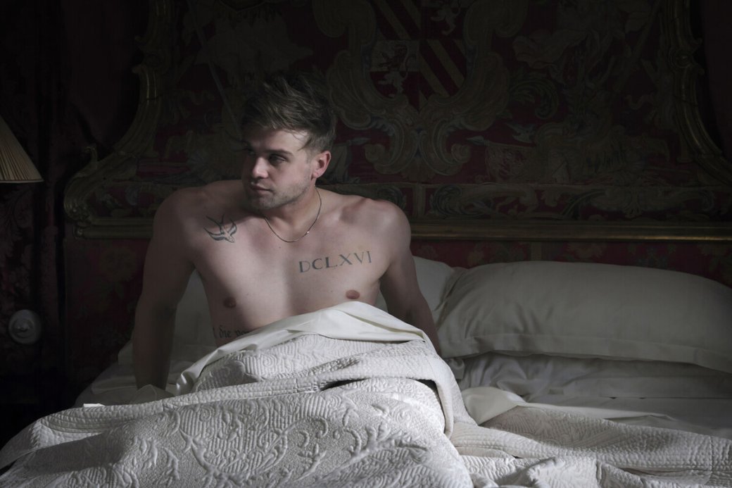 Лео Вудалл на кадре из сериала «Белый лотос»/Источник: HBO.