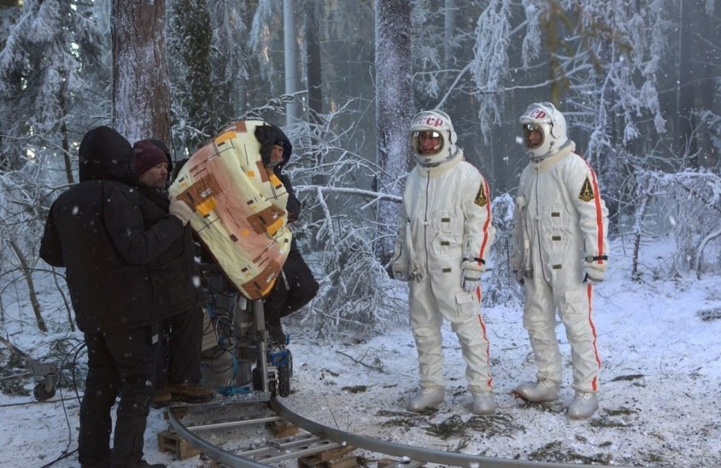 Снимали, кстати, неподалеку от реального места посадки, в минус 35