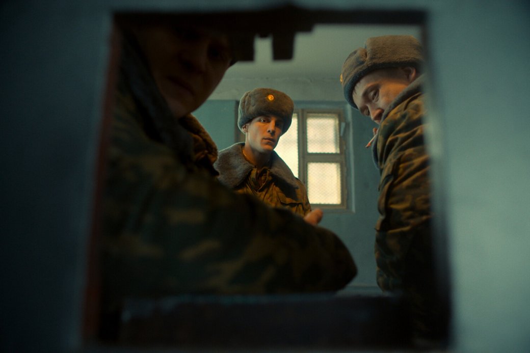 Создатели сериала выбрали соотношение сторон 4:3, чтобы напомнить о 1990-х годах и телевизорах той эпохи

Источник: Okko