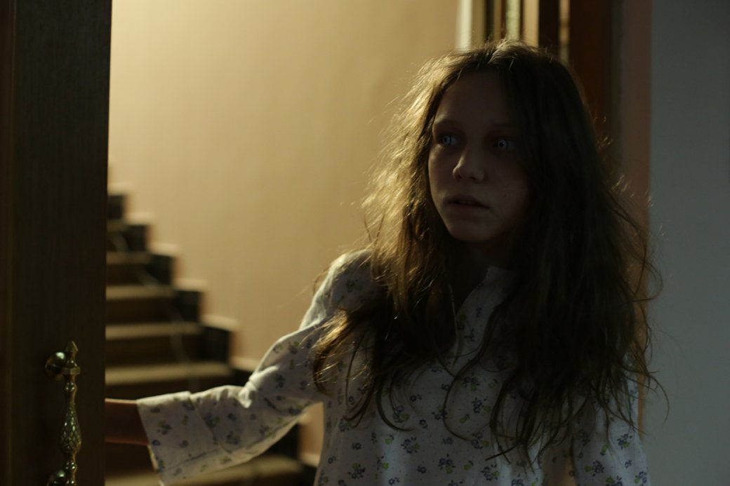 Изначально главную героиню видели 14–15-летней девушкой, но после знакомства с талантливой 12-летней Алиной Бабак режиссёр полностью переписал историю под её возраст

Источник: Вольга