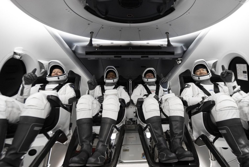 SpaceX Crew Dragon с четырьмя астронавтами отправился в первый регулярный полет на МКС — фото 1